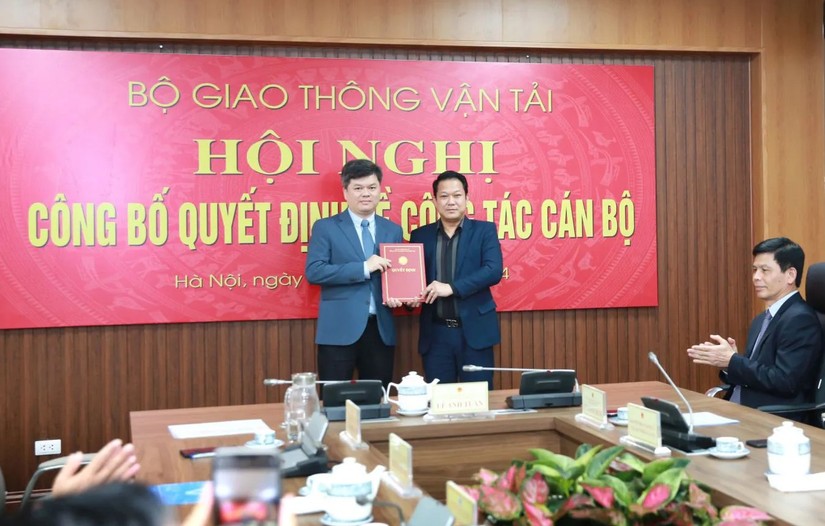 Chủ tịch Hội đồng thành viên VATM Lê Hoàng Minh (phải) trao quyết định bổ nhiệm ông Nguyễn Công Long giữ chức Tổng giám đốc VATM (trái).