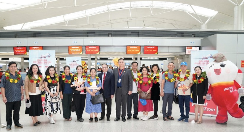 Lãnh đạo Vietjet đón khách bay chặng bay mới TP HCM - Vientiane (Lào).