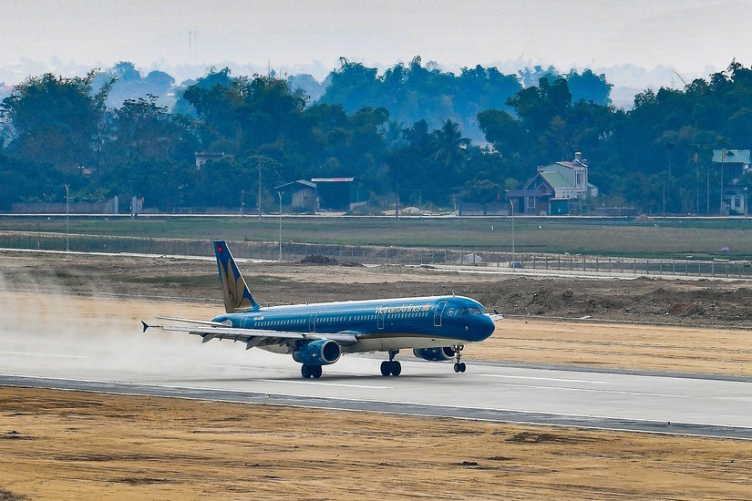 Máy bay Airbus A321 của Vietnam Airlines hạ cánh tại sân bay Điện Biên Phủ.
