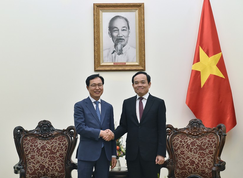 Phó Thủ tướng Trần Lưu Quang và Tổng Giám đốc Tổ hợp Samsung Việt Nam Choi Joo Ho. Ảnh: VGP