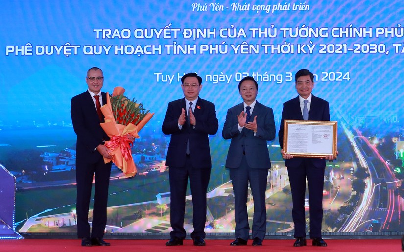 Chủ tịch Quốc hội Vương Đình Huệ tặng hoa, Phó Thủ tướng Trần Hồng Hà trao Quyết định của Thủ tướng Chính phủ phê duyệt Quy hoạch tỉnh Phú Yên thời kỳ 2021 - 2030, tầm nhìn đến năm 2050. Ảnh: VGP