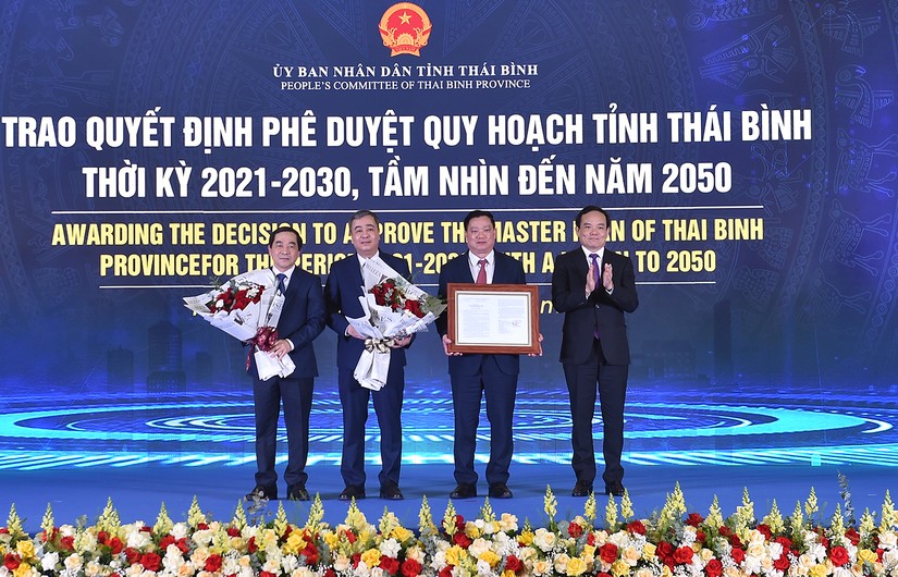 Phó Thủ tướng Trần Lưu Quang trao Quyết định của Thủ tướng phê duyệt Quy hoạch tỉnh Thái Bình thời kỳ 2021-2030, tầm nhìn đến năm 2050 cho lãnh đạo tỉnh Thái Bình. Ảnh: VGP