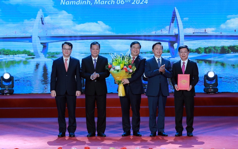 Phó Thủ tướng Trần Hồng Hà trao quyết định của Thủ tướng Chính phủ phê duyệt Quy hoạch tỉnh Nam Định thời kỳ 2021-2030, tầm nhìn đến năm 2050. Ảnh: VGP