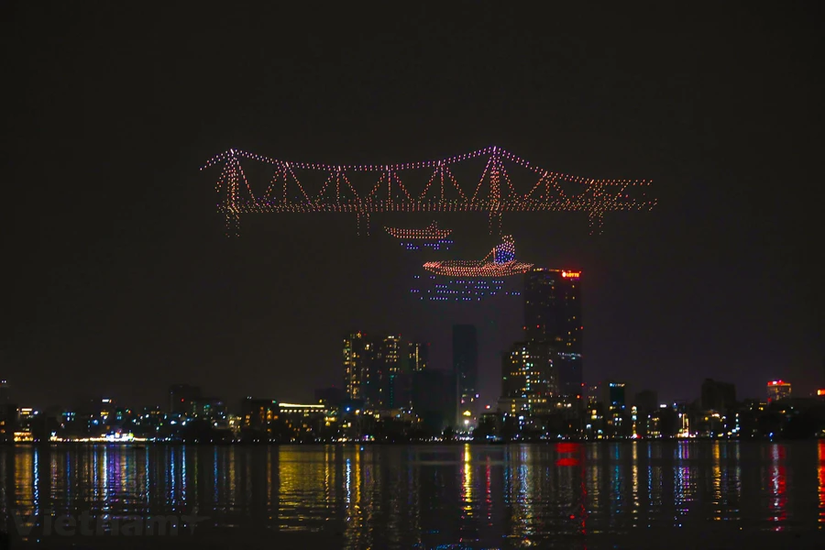 Trình diễn ánh sáng bằng drone trên bầu trời Hồ Tây. Ảnh: TTXVN