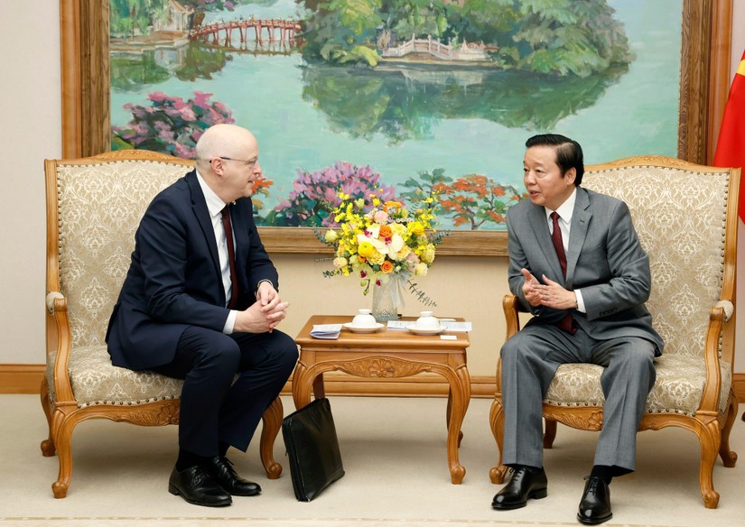 Phó Thủ tướng Trần Hồng Hà trao đổi với Đại sứ Phần Lan tại Việt Nam Keijo Norvanto về những ưu tiên, tiềm năng của năng lượng tái tạo tại Việt Nam. Ảnh: VGP
