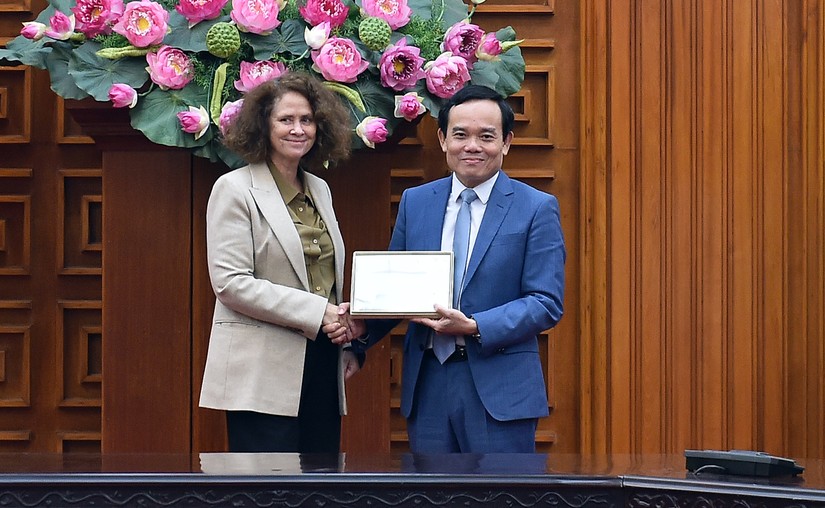 Phó Thủ tướng Trần Lưu Quang và Giám đốc Quốc gia Ngân hàng Thế giới (WB) tại Việt Nam Carolyn Turk. Ảnh: VGP.