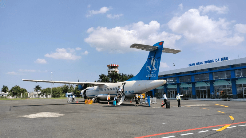 Sân bay Cà Mau hiện khá nhỏ, đường băng ngắn, chỉ đáp ứng cho khai thác tàu bay ATR72 của hãng Vacso với tần suất thấp, chưa đáp ứng nhu cầu phát triển của tỉnh.