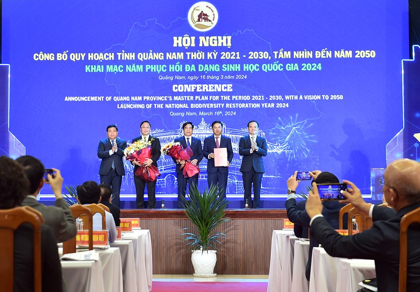 Phó Thủ tướng Chính phủ Trần Lưu Quang trao quyết định phê duyệt Quy hoạch tỉnh Quảng Nam thời kỳ 2021-2030, tầm nhìn đến năm 2050 cho lãnh đạo tỉnh Quảng Nam. Ảnh: VGP