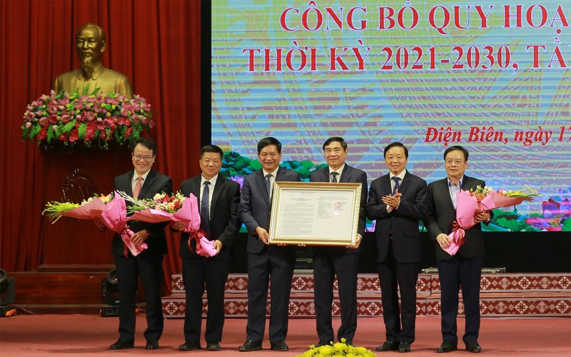 Phó Thủ tướng Trần Hồng Hà trao Quyết định của Thủ tướng Chính phủ phê duyệt Quy hoạch tỉnh Điện Biên thời kỳ 2021 - 2030, tầm nhìn đến năm 2050 cho lãnh đạo tỉnh Điện Biên. Ảnh: VGP