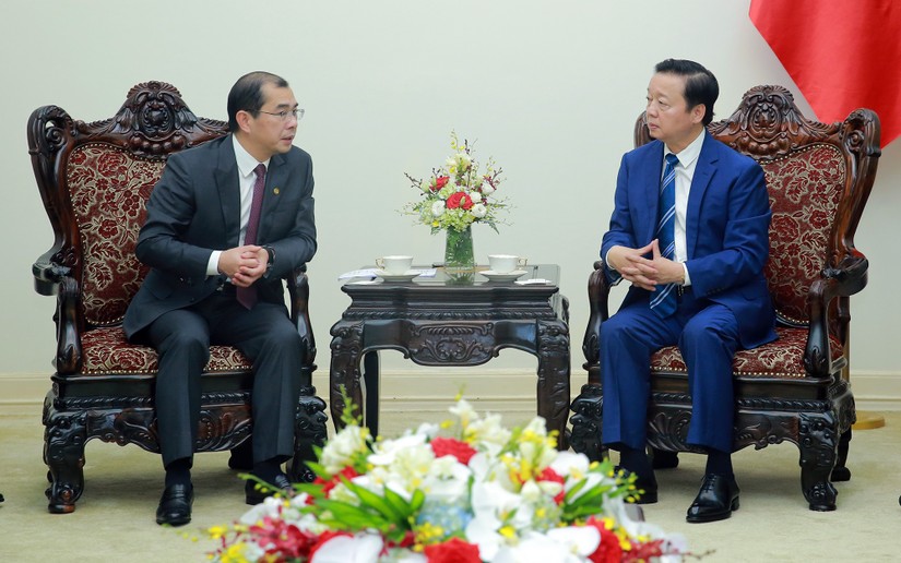 Phó Thủ tướng Trần Hồng Hà trao đổi với lãnh đạo Tập đoàn Energy China về những vấn đề đặt ra trong phát triển năng lượng tái tạo tại Việt Nam. Ảnh: VGP.