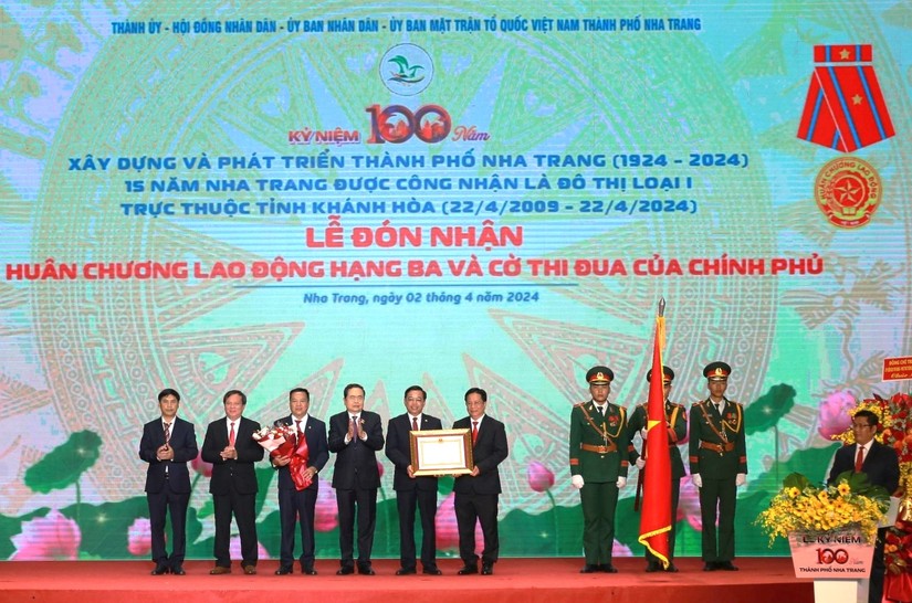 TP Nha Trang nhận Huân chương Lao động hạng Ba. Ảnh: VGP.