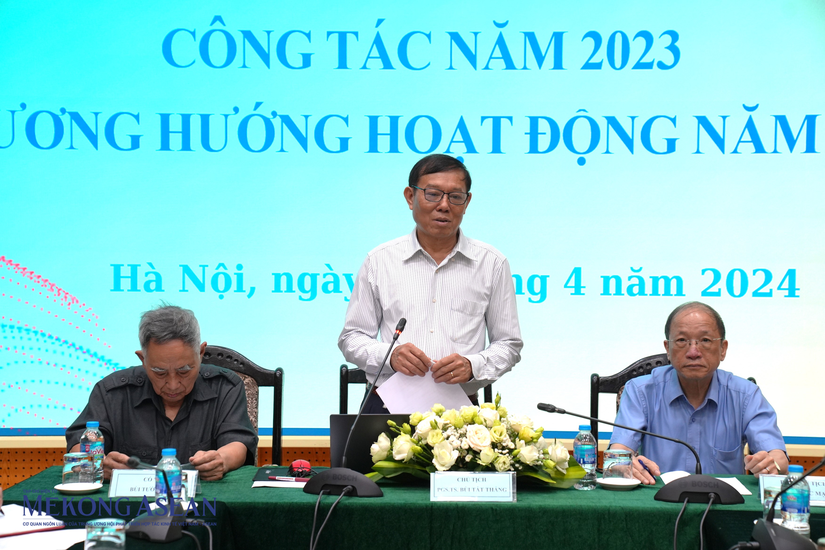 PGS.TS Bùi Tất Thắng, Chủ tịch Hội VASEAN phát biểu tại Hội nghị tổng kết công tác năm 2023, phương hướng năm 2024 của hội. Ảnh: Thảo Ngân.