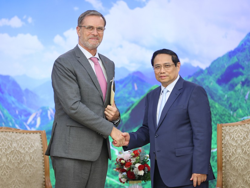 Thủ tướng Phạm Minh Chính tiếp Đại sứ Pháp Olivier Brochet nhân dịp bắt đầu nhiệm kỳ tại Việt Nam. Ảnh: VGP.