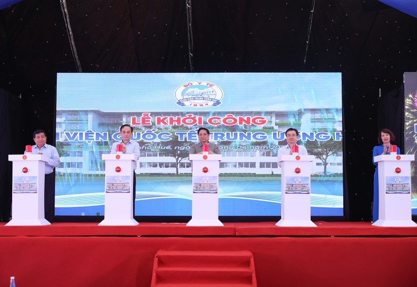 Thủ tướng Phạm Minh Chính và các đại biểu bấm nút khởi công Bệnh viện Quốc tế giai đoạn 2 thuộc Bệnh viện Trung ương Huế. Ảnh: VGP.