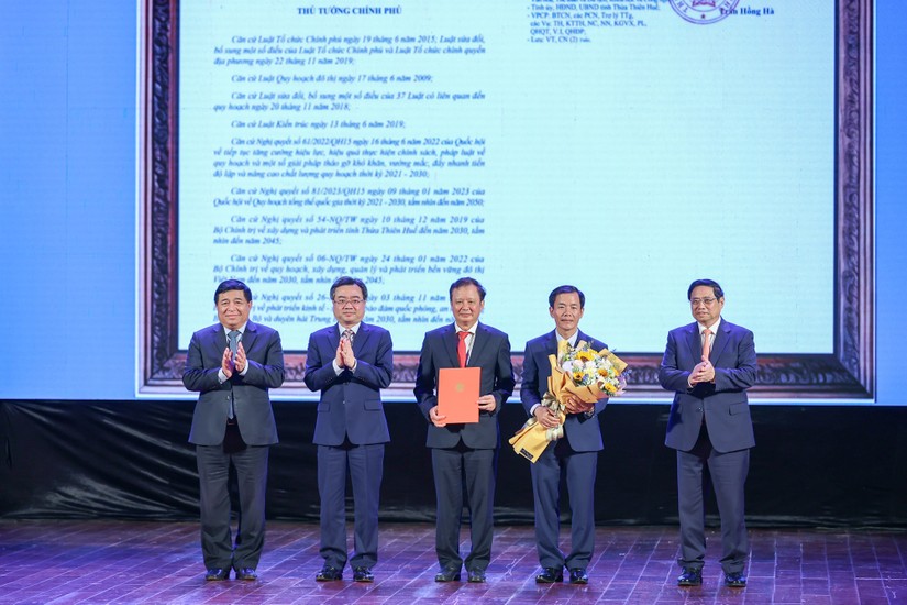 Thủ tướng Chính phủ trao Quyết định phê duyệt Quy hoạch chung đô thị tỉnh Thừa Thiên Huế đến năm 2045, tầm nhìn đến năm 2065 cho lãnh đạo tỉnh Thừa Thiên Huế - Ảnh. VGP.