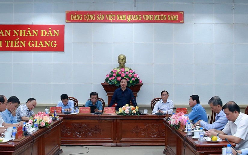 Phó Thủ tướng Trần Hồng Hà chủ trì cuộc họp với các tỉnh vùng Đồng bằng sông Cửu Long về tình hình bảo đảm nguồn nước sinh hoạt, sản xuất, phòng chống xâm nhập mặn. Ảnh: VGP.