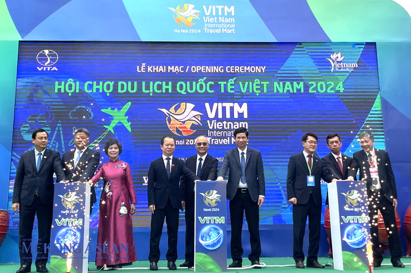 Các đại biểu nhấn nút khai mạc Hội chợ du lịch quốc tế (VITM 2024). Ảnh: Thảo Ngân.