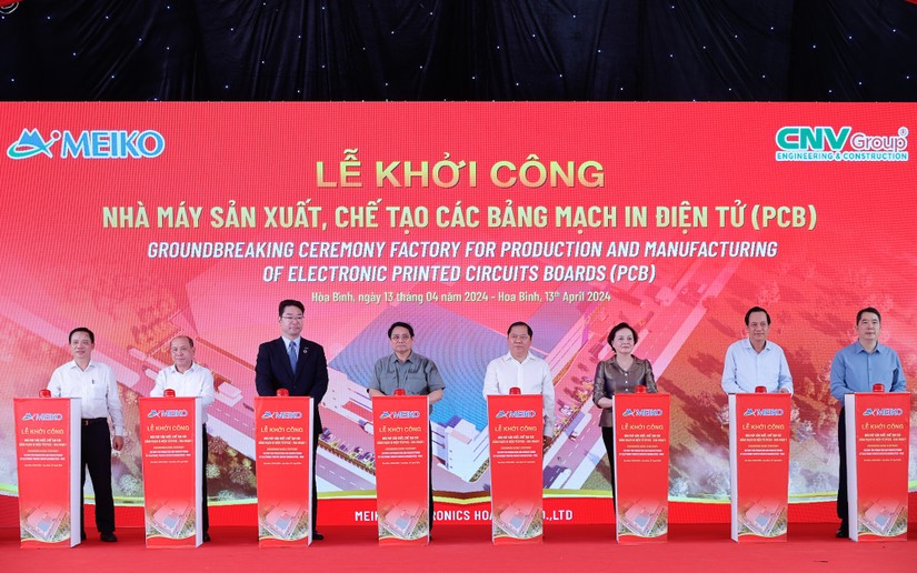 Thủ tướng Phạm Minh Chính cùng các đại biểu nhấn nút khởi công dự án Nhà máy sản xuất, chế tạo các loại bảng mạch in điện tử (PCB) tại Khu công nghiệp Bờ trái sông Đà, TP Hoà Bình. Ảnh: VGP.