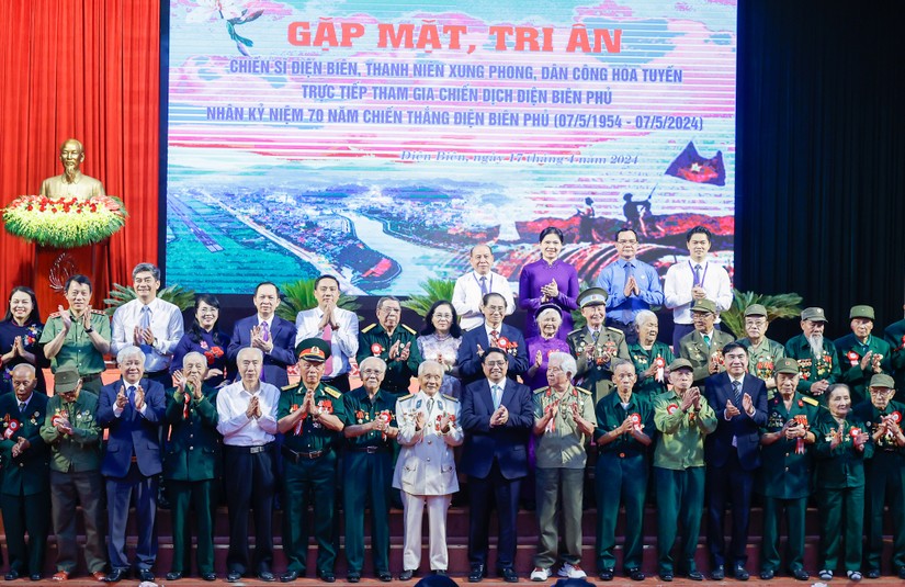 Thủ tướng Phạm Minh Chính và các cựu chiến binh, thanh niên xung phong, dân công hỏa tuyến tham gia chiến dịch Điện Biên Phủ. Ảnh: VGP.