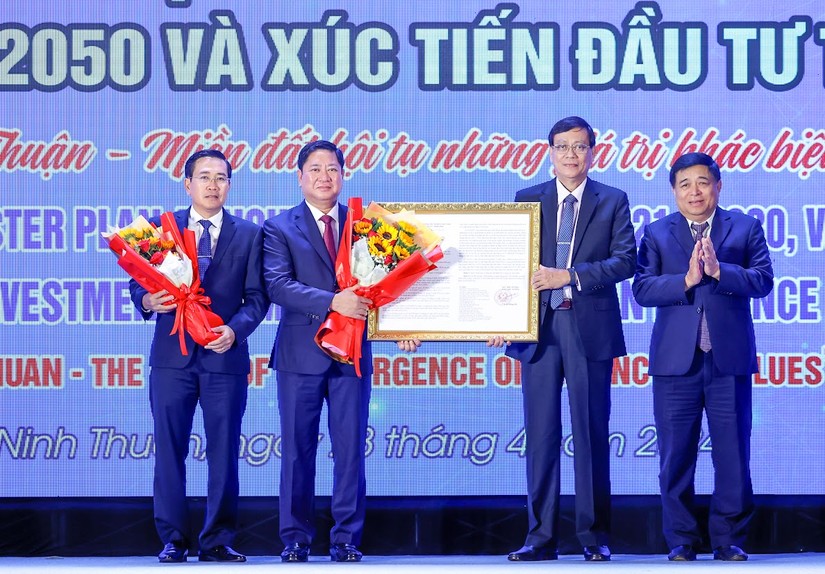Bộ trưởng Bộ Kế hoạch và Đầu tư Nguyễn Chí Dũng trao Quyết định phê duyệt Quy hoạch tỉnh thời kỳ 2021-2030, tầm nhìn đến năm 2050 cho lãnh đạo tỉnh Ninh Thuận. Ảnh: VGP.
