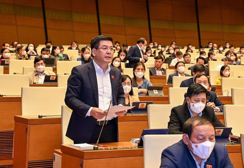 Bộ trưởng Bộ Công Thương Nguyễn Hồng Diên trả lời chất vấn trước Quốc hội