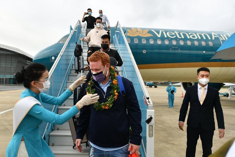 Những vị khách quốc tế đến Việt Nam đầu tiên sau thời gian giãn cách.