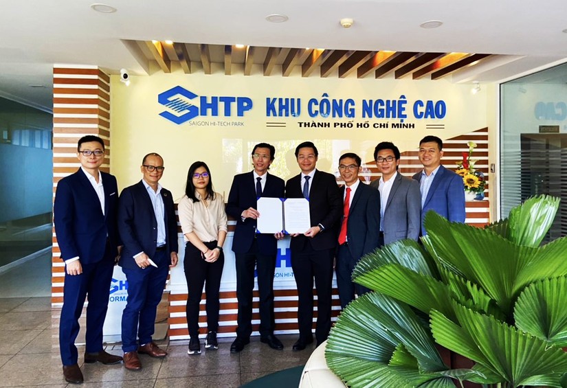 Ban quản lý Khu công nghệ cao thành phố Hồ Chí Minh trao Giấy chứng nhận đăng ký đầu tư cho CTCP Vũ Phong Tech
