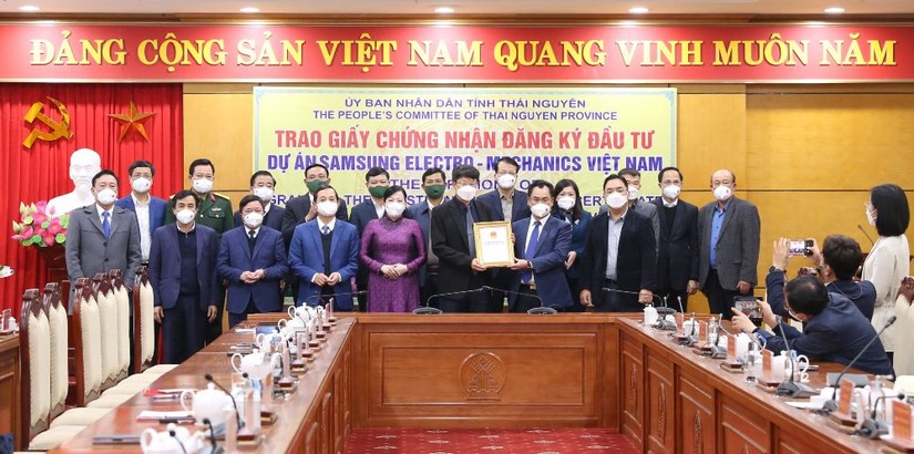 UBND tỉnh Thái Nguyên trao giấy chứng nhận đầu tư điều chỉnh cho Công ty Samsung Electro-Mechanics Việt Nam