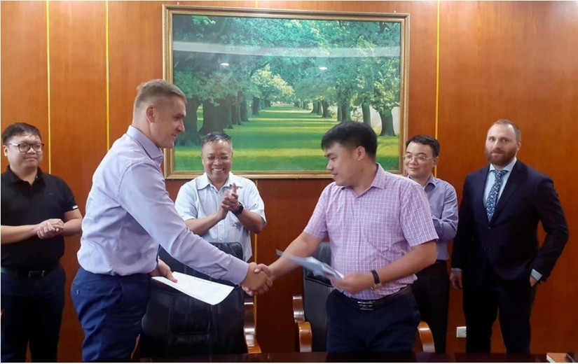 Giám đốc điều hành NovaWind Grigoriy Nazarov và Giám đốc điều hành An Xuân Nguyễn Quang Luân trao thỏa thuận hợp tác