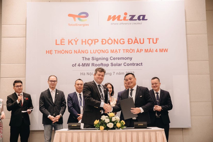 Ông Nguyễn Tuấn Minh, Chủ tịch Miza Corporation và ông Lorenzo Mancini, Giám đốc Kinh doanh Khu vực châu Á – Thái Bình Dương của TotalEnergies trao đổi hợp đồng hợp tác
