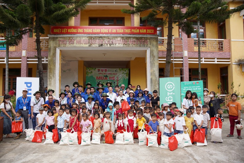 Signify Việt Nam và Đoàn TNCS HCM Khoa Kỹ thuật và Công nghệ - Đại học Huế thực hiện chương trình "Mang ánh sáng xanh về vùng quê xa" tại xã Hương Nguyên, huyện A Lưới, tỉnh Thừa Thiên - Huế