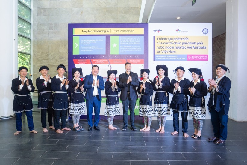 Đại sứ Australia Andrew G. và ông Nguyễn Ngọc Hùng chụp ảnh cùng đội văn nghệ người dân tộc Dao đến từ bản Sưng, Đà Bắc, Hoà Bình tại triển lãm.