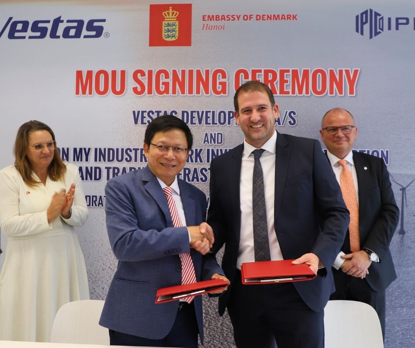 Công ty Vestas Development A/S và CTCP Đầu tư Xây dựng và Kinh doanh kết cấu hạ tầng KCN Sơn Mỹ (IPICO) ký biên bản hợp tác. Ảnh: Đại sứ quán Đan Mạch