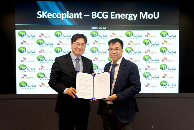 Ông Kim Jung-hoon, Giám đốc điều hành BU Giải pháp của SK Ecoplant và ông Phạm Minh Tuấn, Chủ tịch BCG Energy trao Biên bản ghi nhớ. Ảnh: Koreaittimes