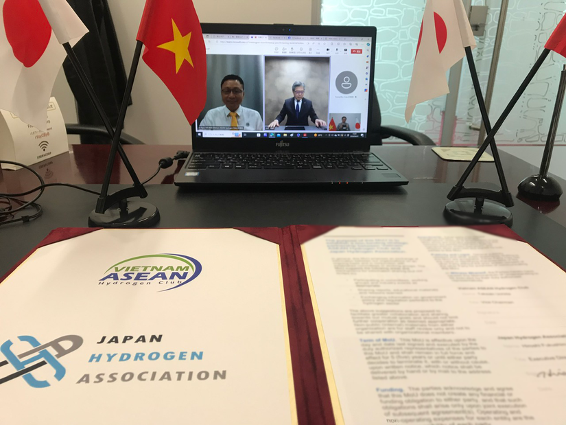 Lễ ký kết Biên bản ghi nhớ trực tuyến giữa Câu lạc bộ Hydrogen Việt Nam ASEAN (VAHC) và Hiệp hội Hydrogen Nhật Bản (JH2A). Ảnh: VAHC