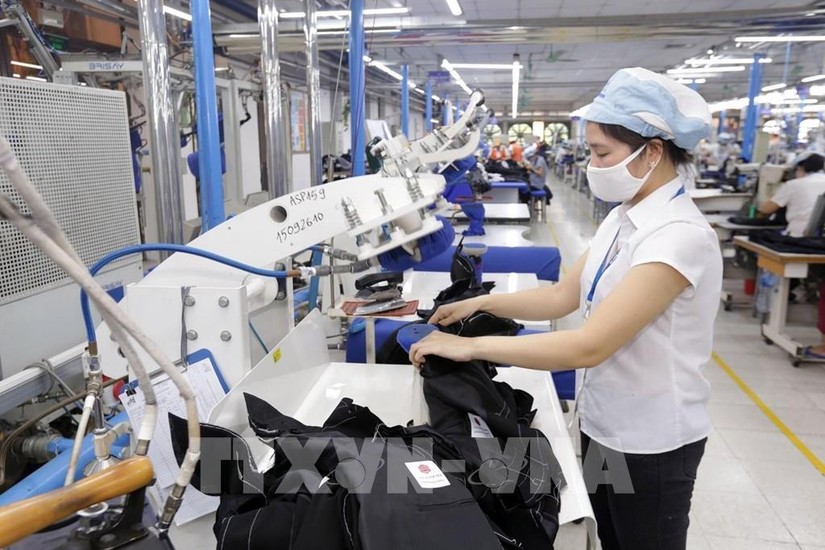 Sản xuất hàng may mặc tại Xí nghiệp Sơ mi, Veston của Tổng Công ty May 10 tại Sài Đồng, Quận Long Biên, Hà Nội – một đơn vị của Tập đoàn Dệt may Việt Nam (Vinatex). Ảnh: Anh Tuấn – TTXVN
