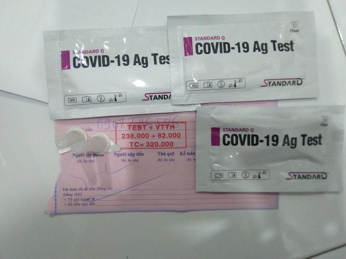 Chi phí xét nghiệm nhanh Covid-19 tại nhiều cơ sở y tế còn cao, trong khi giá kit test nhanh ngày càng giảm. Ảnh: Hiếu Nghi/NLD