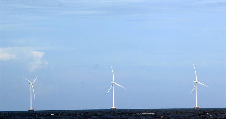 Ba trong số các trụ turbin gió của Nhà máy điện gió V1-3 Bến Tre. (Ảnh: Trương Hùng)​