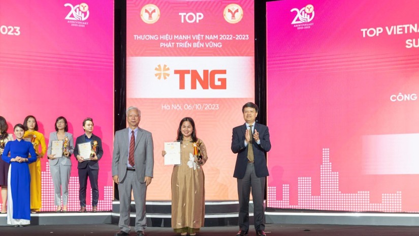 Đại diện TNG Holdings Vietnam nhận giải Thương hiệu mạnh 2022 - 2023.