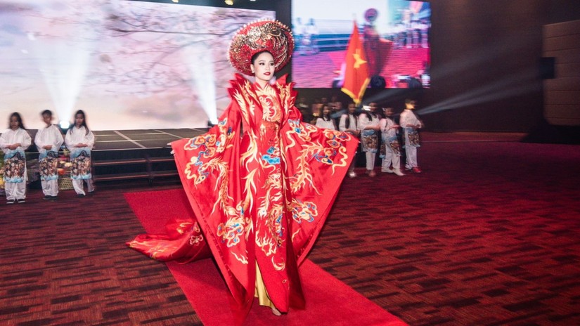 Áo dài Việt Nam khoe sắc tại Malaysia