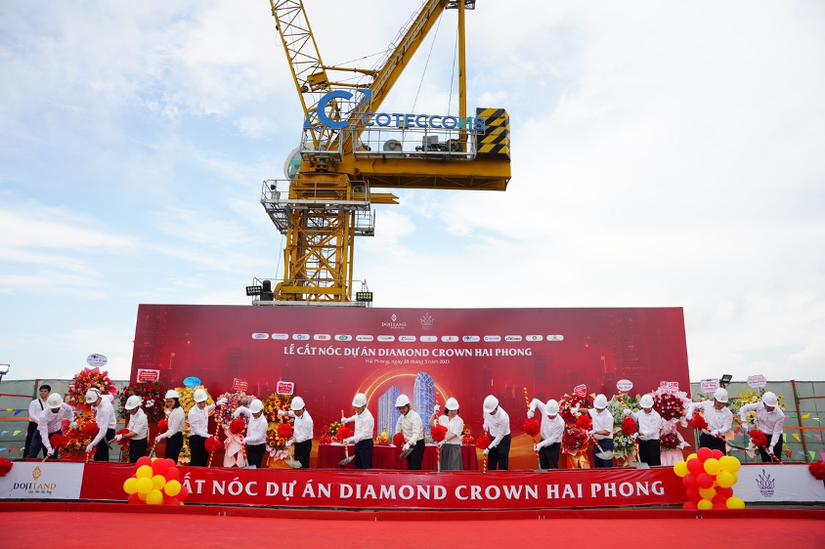 Sự kiện cất nóc Diamond Crown Hai Phong đặt thêm mốc son trên hành trình khẳng định uy tín và đẳng cấp của thương hiệu DOJILAND trên thị trường bất động sản