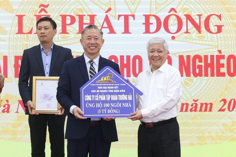 Đại diện THACO, Tổng Giám đốc Phạm Văn Tài trao bảng ủng hộ 100 căn nhà đại đoàn kết tại tỉnh Điện Biên