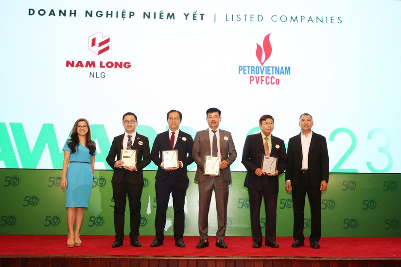 Ông Lê Cự Tân – Tổng Giám đốc PVFCCo (đứng thứ 3 từ phải sang) nhận danh hiệu "Doanh nghiệp phát triển bền vững tiêu biểu 2023"