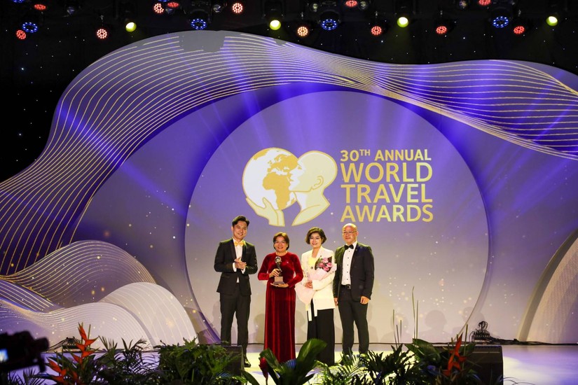Đại diện lãnh đạo Sun Group nhận giải thưởng tại lễ trao giải WTA khu vực châu Á - châu Đại Dương lần thứ 30 