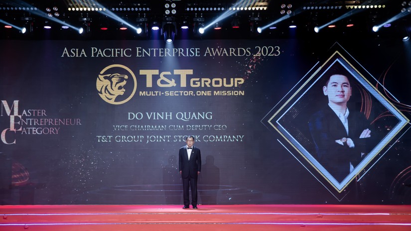 Đại diện T&T Group nhận giải thưởng Doanh nhân xuất sắc châu Á 2023.