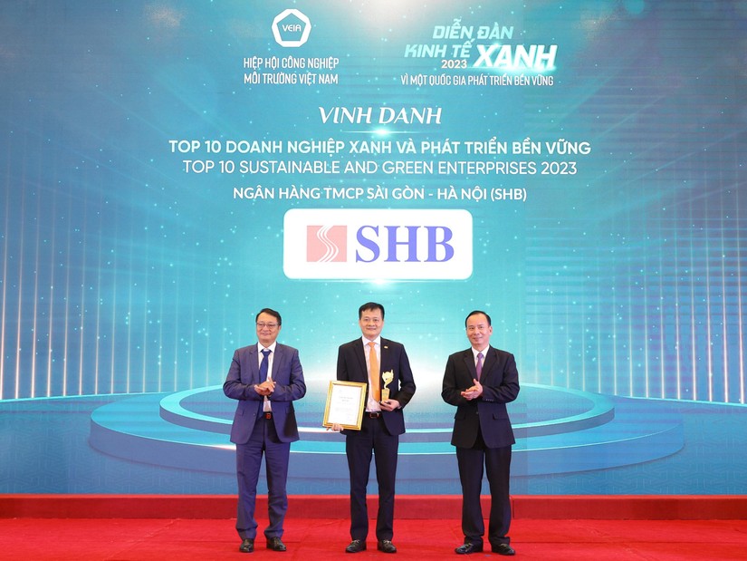 Ông Đinh Ngọc Dũng – Phó Giám đốc phụ trách Khối Ngân hàng Doanh nghiệp SHB đại diện ngân hàng đón nhận giải thưởng.