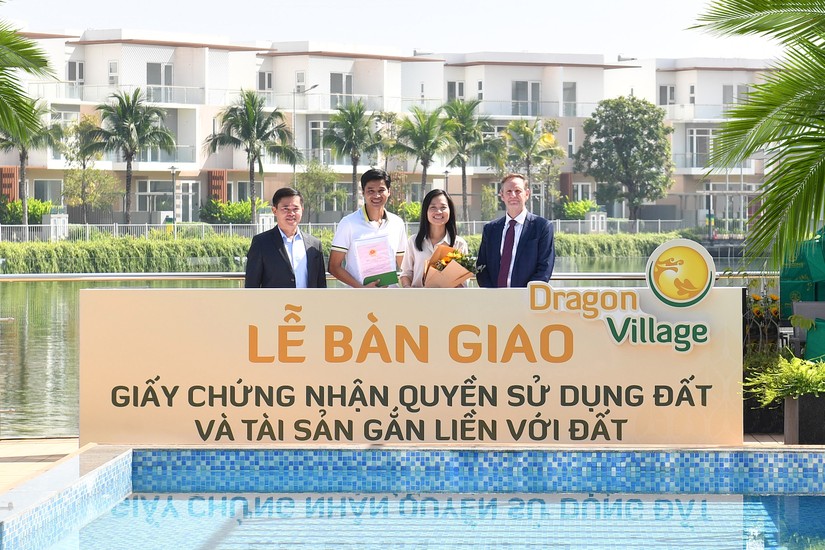 Chủ đầu tư - Công ty Dragon Village và Nhà phát triển Phú Long đã tổ chức Lễ bàn giao Giấy chứng nhận quyền sử dụng đất và tài sản gắn liền với đất (sổ hồng) cho cư dân và khách hàng.