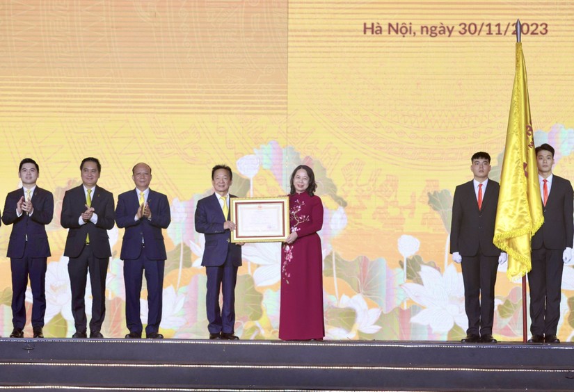 Bà Võ Thị Ánh Xuân, Uỷ viên Ban Chấp hành Trung ương Đảng, Phó Chủ tịch nước CHXHCN Việt Nam thay mặt lãnh đạo Đảng, Nhà nước trao tặng Huân chương lao động hạng Nhất cho T&T Group.