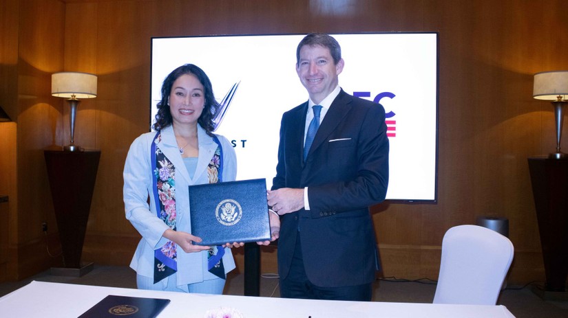 Tổng giám đốc VinFast toàn cầu Lê Thị Thu Thủy và CEO của DFC Scott Nathan tại buổi ký kết ý định thư.