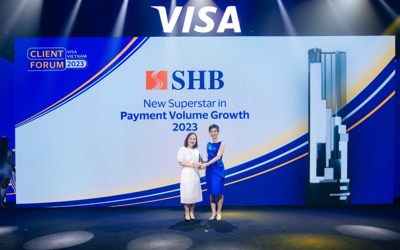 Đại diện SHB (bên trái) nhận giải thưởng “Ngôi sao tăng trưởng thẻ năm 2023” của VISA trao tặng.
